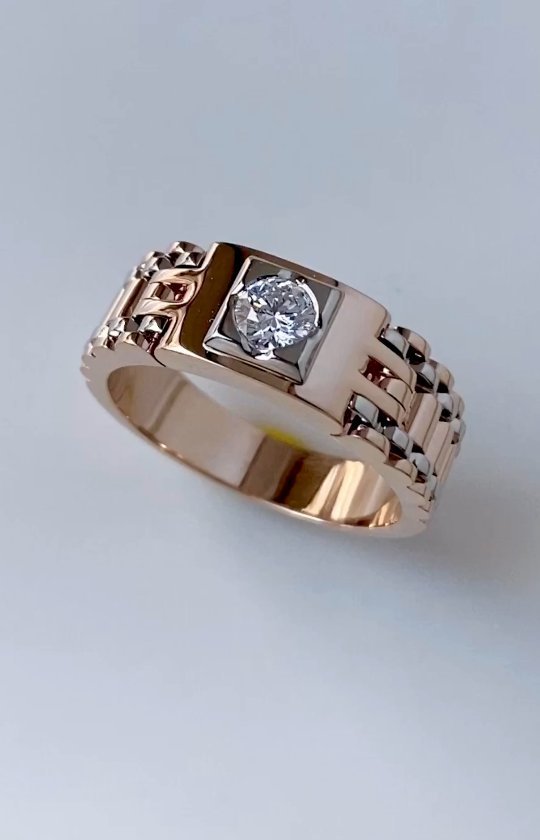  Мужское кольцо из двух видов золота с крупным бриллиантом