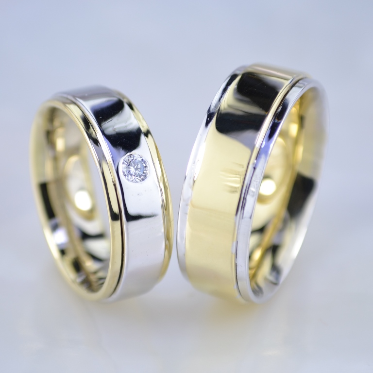 Двухцветные жёлто-белые обручальные кольца с бриллиантом в женском кольце (Вес пары: 16,5 гр.)