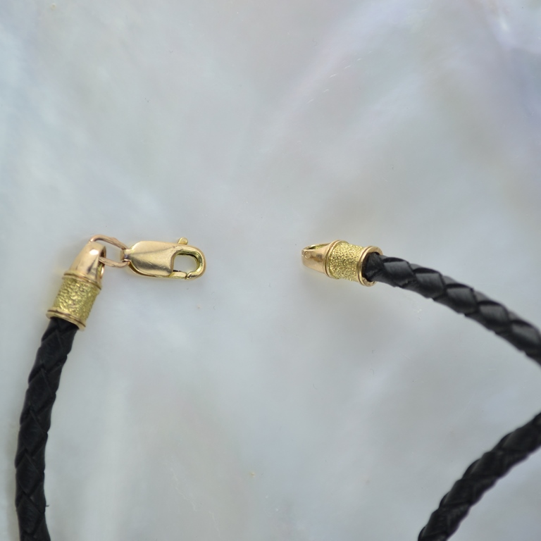 Мужской плетёный кожаный шнурок-гайтан с золотой застёжкой (Вес: 3,5 гр.)