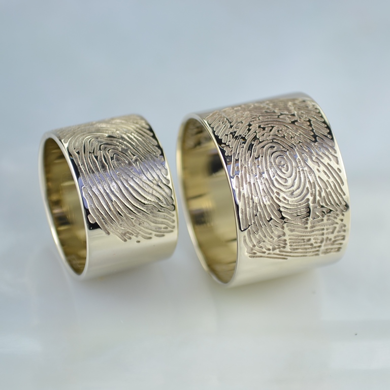 Широкие обручальные кольца с отпечатками пальцев жениха и невесты (Вес пары: 20 гр.)