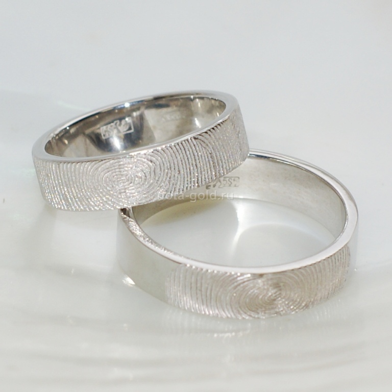 Ювелирная мастерская Nota-Gold изготовила на заказ обручальные кольца с отпечатками пальцев жениха и невесты.