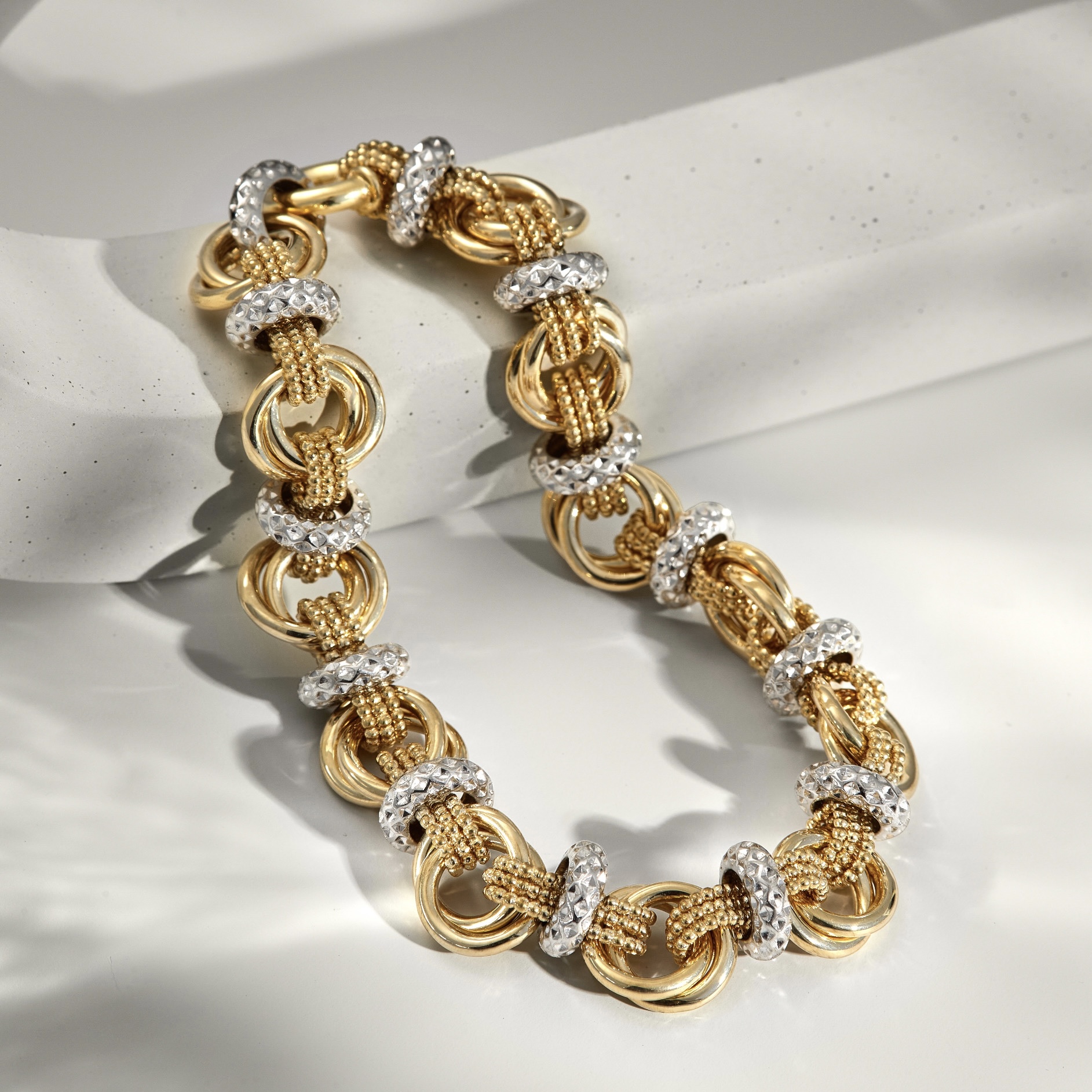 Женский плетеный золотой браслет Женский плетеный золотой браслет