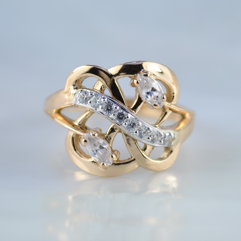 Женское кольцо из двухцветного золота с бриллиантами в виде цветка (Вес: 3,6 гр.)
