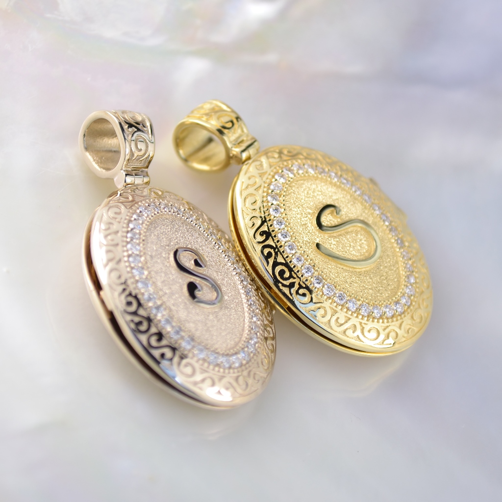 Парные открывающиеся кулоны из белого и жёлтого золота с буквами и бриллиантами (Вес: 37,5 гр.)