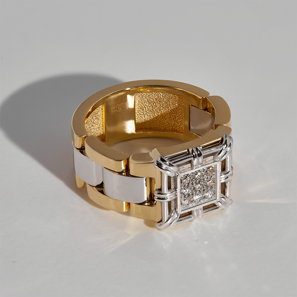 Золотая печатка браслетного типа с бриллиантами