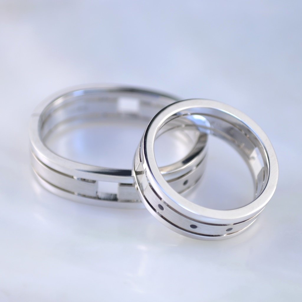 Матовые обручальные кольца из белого золота с черной эмалью (Вес пары: 19,5 гр.)