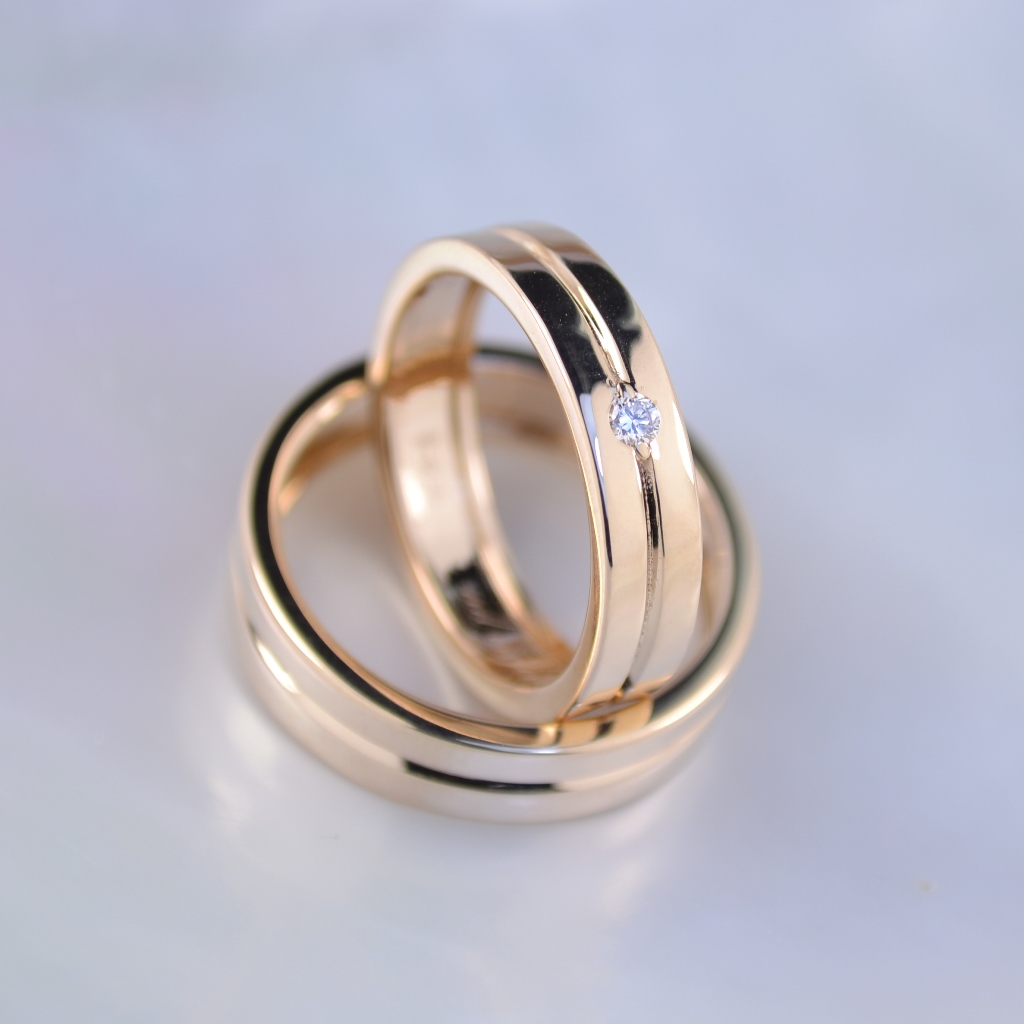 Классические гладкие обручальные кольца из золота с бриллиантом и гравировкой (Вес пары: 9 гр.)