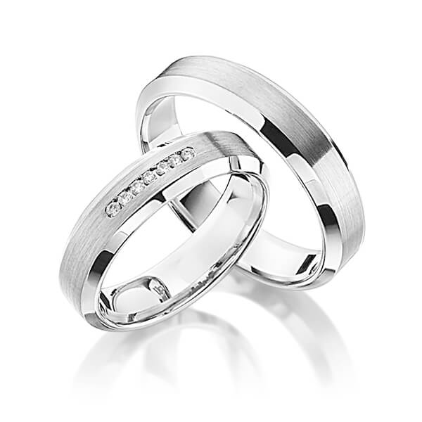 Узкие шероховатые платиновые обручальные кольца с глянцевыми фасками и семью бриллиантами в женском кольце (Вес пары: 18 гр.)