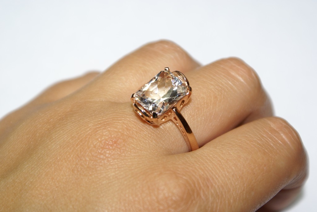 Золотое кольцо с прозрачным камнем