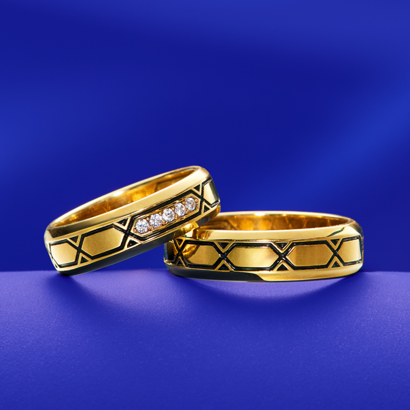 Золотые обручальные кольца с бриллиантами и черной эмалью