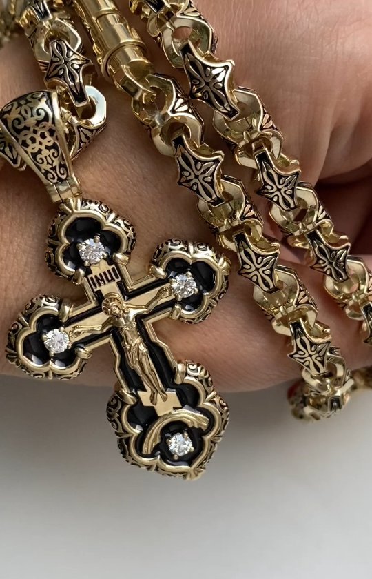 Нательный крест из желтого золота с бриллиантами и эмалью на цепочке плетения Краб