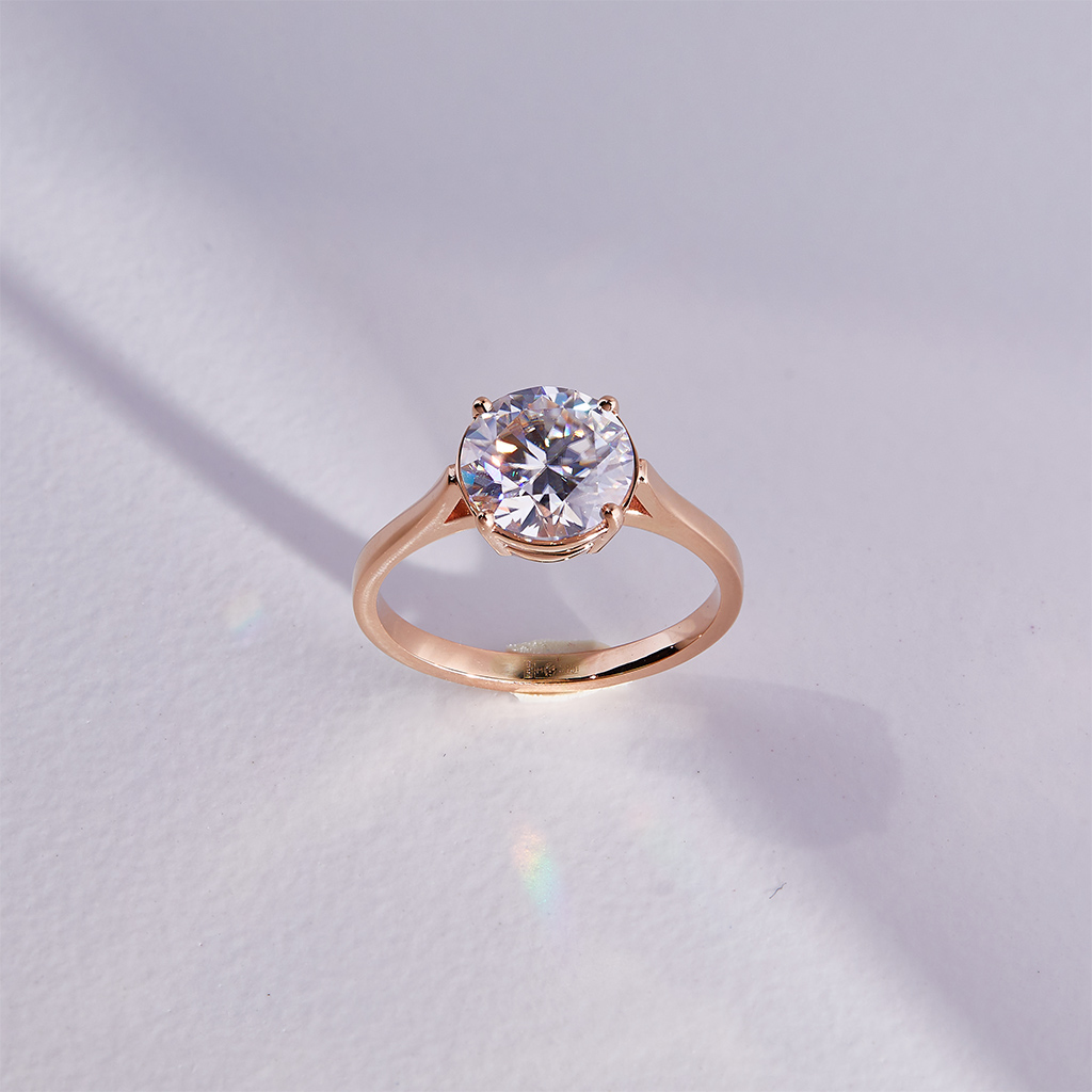 Женское кольцо из золота с крупным муассанитом (Вес: 3,5 гр.)