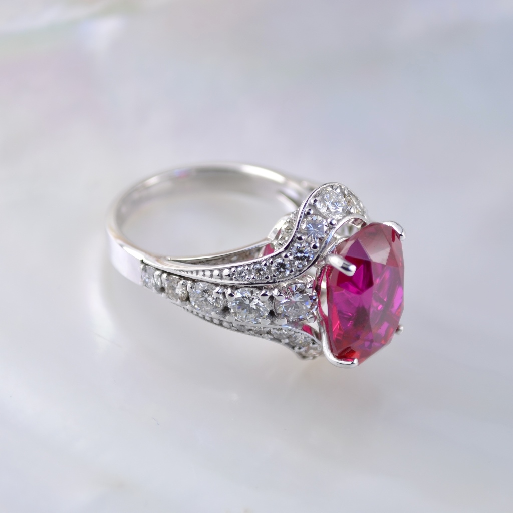 Женское кольцо из белого золота с рубином и бриллиантами Клиента (Вес: 6,5 гр.)
