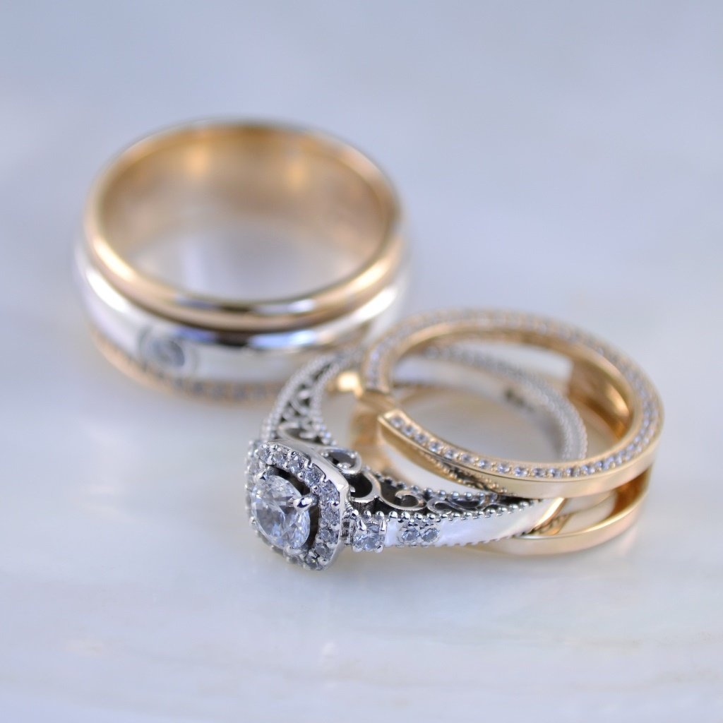 Обручальные кольца из красно-белого золота с бриллиантами и помолвочным ажурным кольцом (Вес пары:24 гр.)