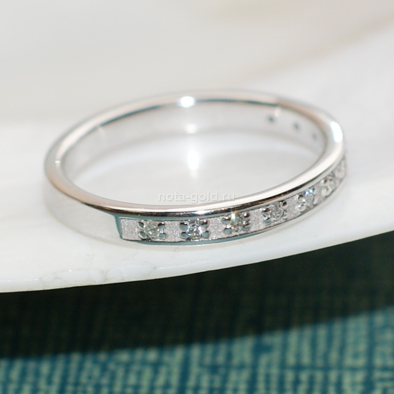 Ювелирная мастерская Nota-Gold изготовила на заказ узкое белое женское кольцо с бриллиантами.