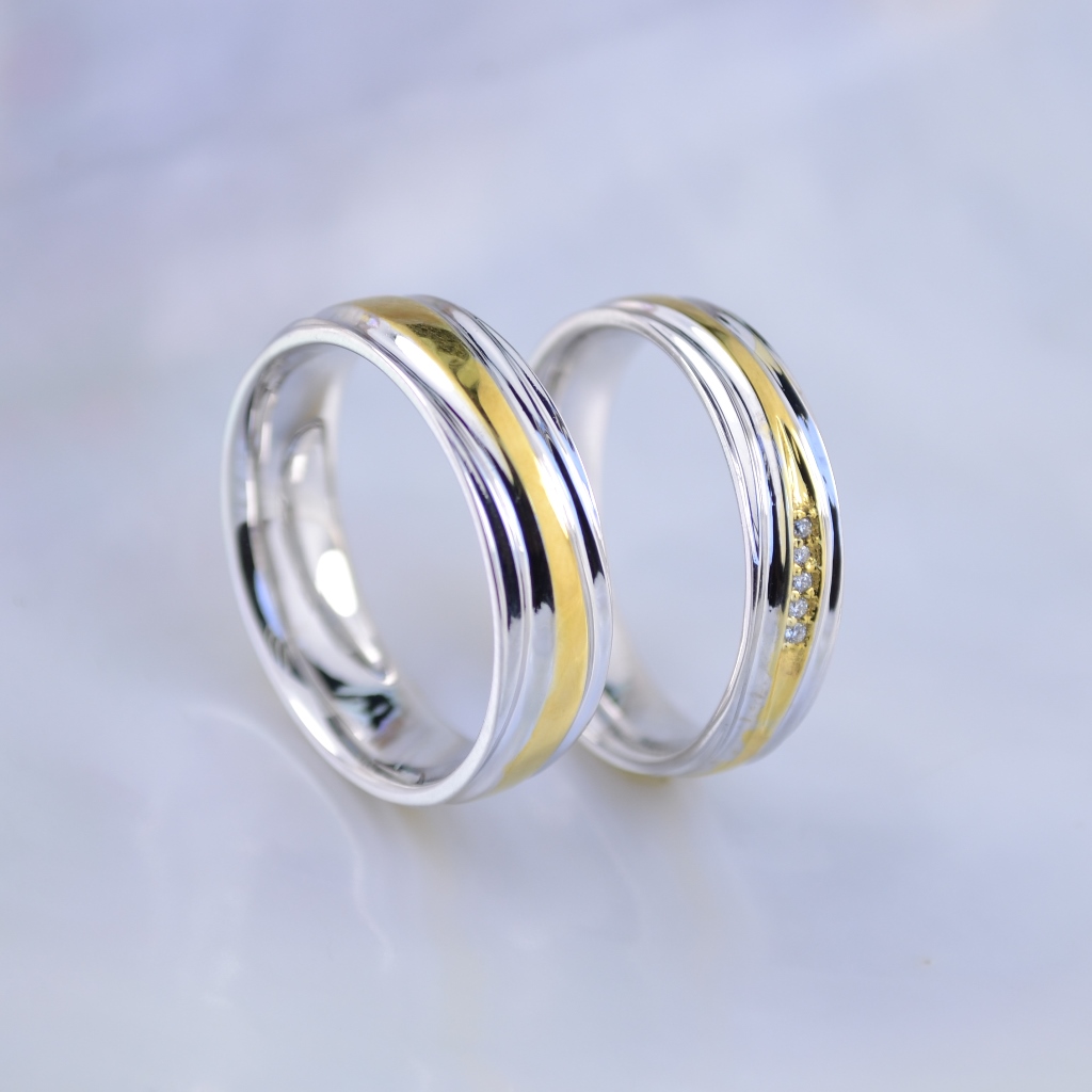 Обручальные кольца в виде складки шёлковой ткани с бриллиантами в женском кольце (Вес пары 12,5 гр.)