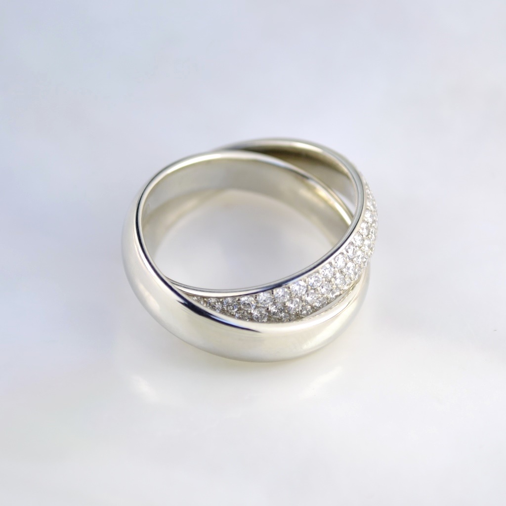 Женское двойное кольцо из белого золота с бриллиантами (Вес: 8 гр.)