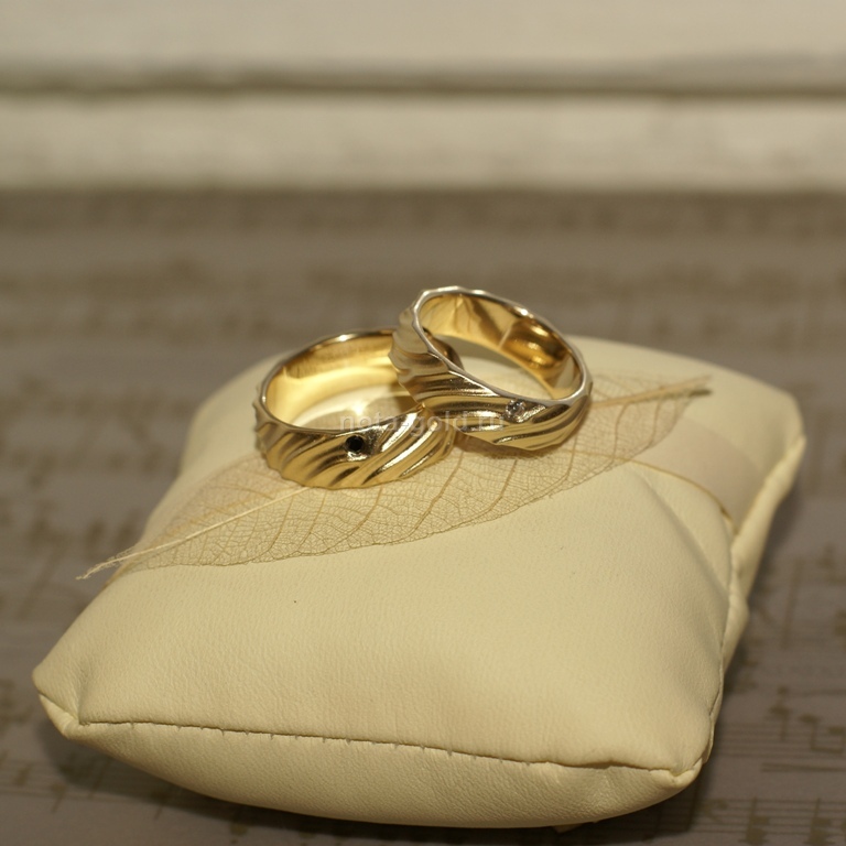 Ювелирная мастерская Nota-Gold изготовила на заказ обручальные кольца из желтого золота с узором и орнаментом.