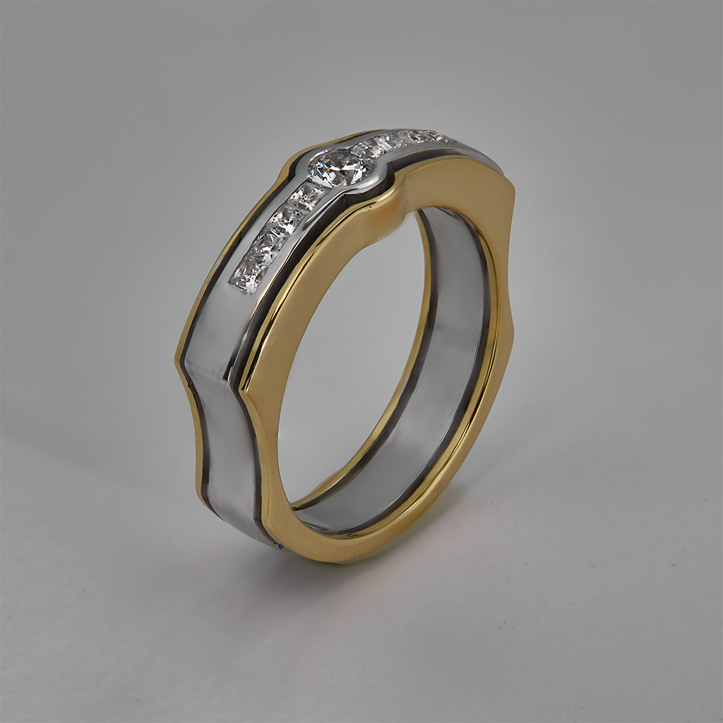 Кольцо с вырезами из желтого и белого золота с бриллиантами (Вес 9,2 гр.)