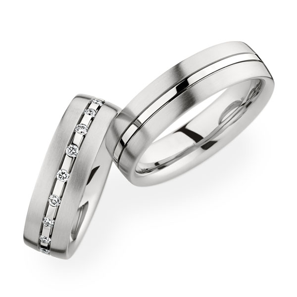 Матовые платиновые обручальные кольца с глянцевой полоской и дорожкой бриллиантов в женском кольце (Вес пары: 17 гр.)