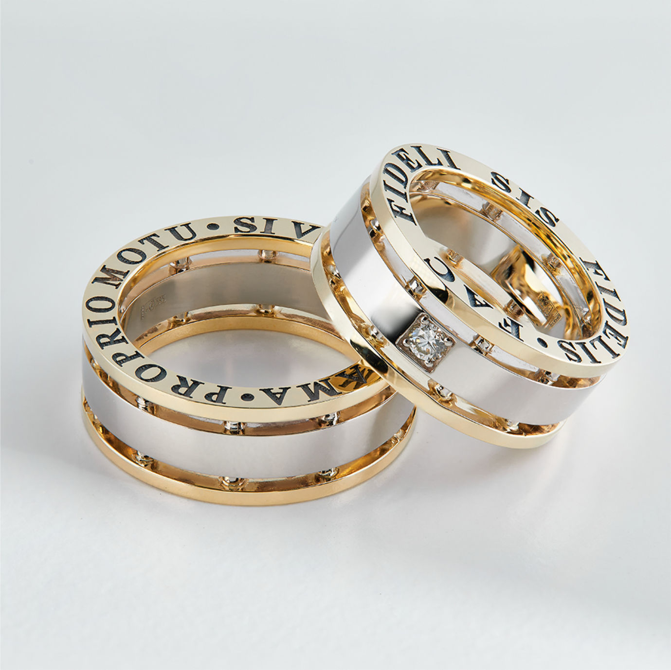 Золотые обручальные кольца с бриллиантами и гравировкой