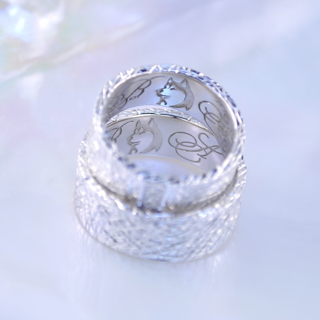 Обручальные кольца из белого золота с бриллиантами, гравировкой и волками (Вес пары 18,5 гр.)