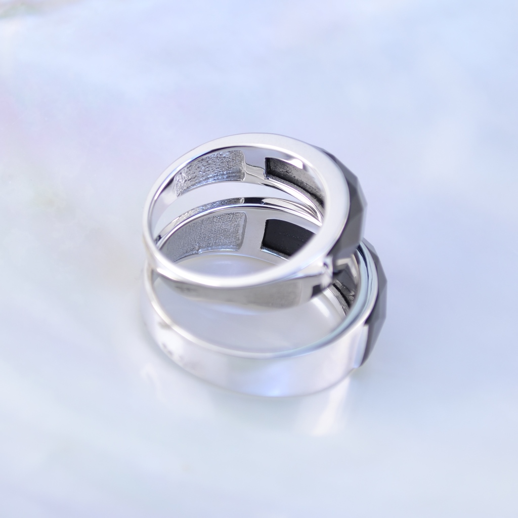 Обручальные кольца из белого золота с чёрным ониксом (Вес пары: 9,5 гр.)