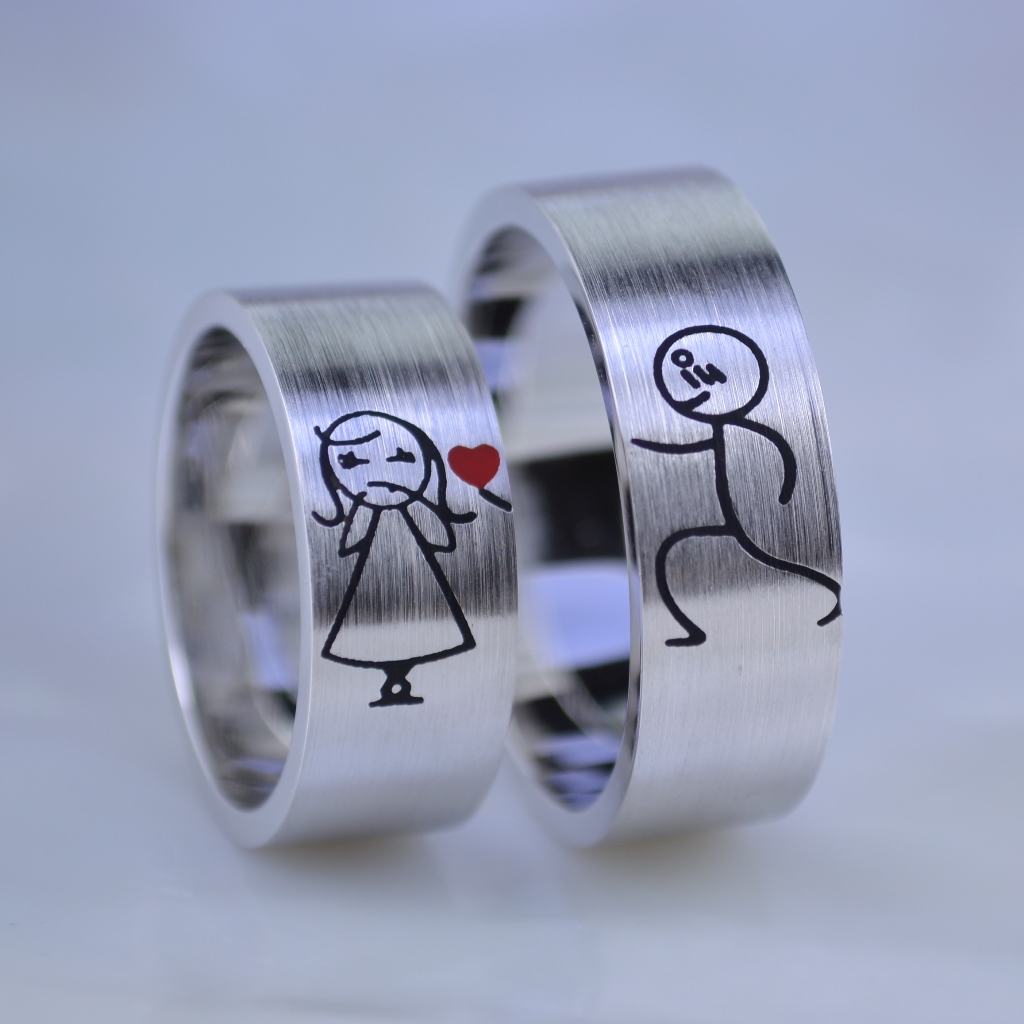Оригинальные обручальные кольца с эмалью мальчик дарит девочке своё сердце (Вес пары: 19,5 гр.)