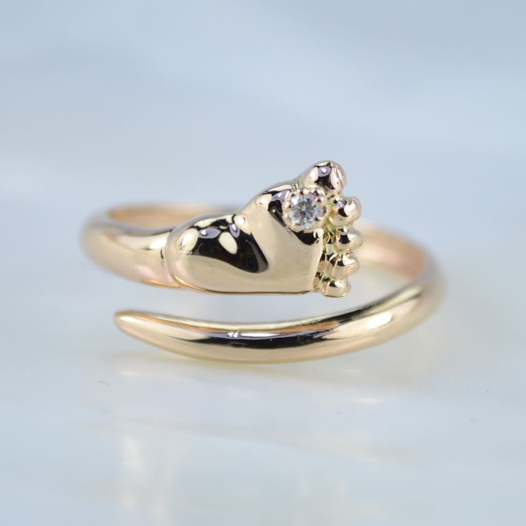 Легковесное безразмерное кольцо с ножкой из красного золота с бриллиантом (Вес: 2,4 гр.)