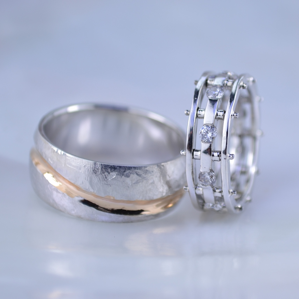 Разнотипные обручальные кольца женское широкое фактурное мужское составное с бриллиантами (Вес пары: 13 гр.)