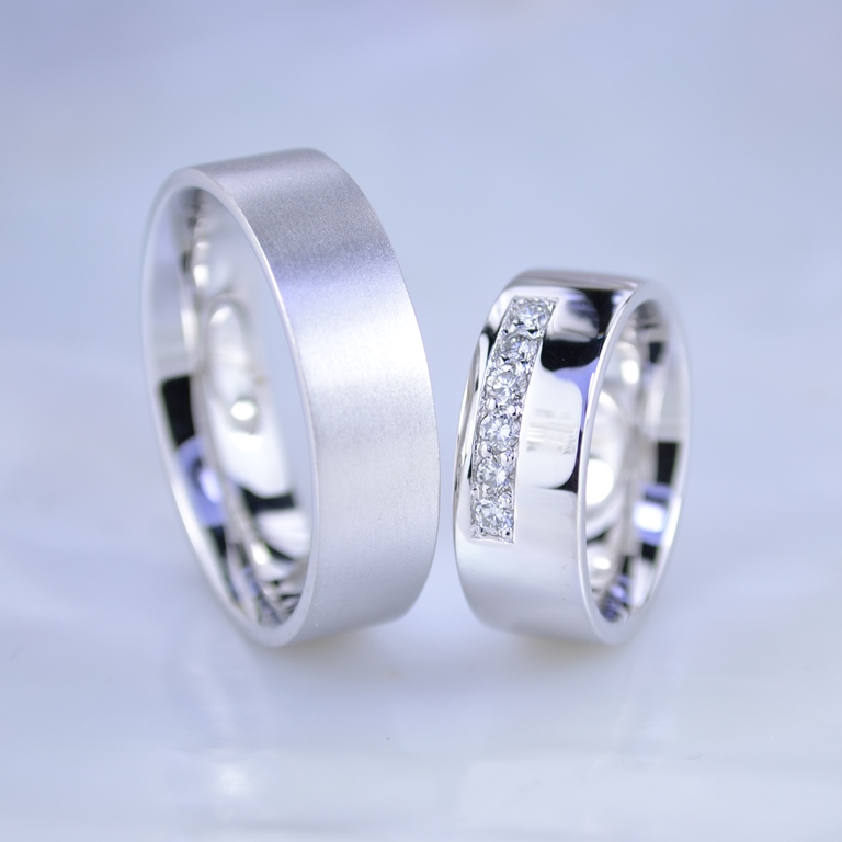 Широкие обручальные кольца из белого золота с комфортной посадкой мужское матовое женское с бриллиантами (Вес пары: 16 гр.)