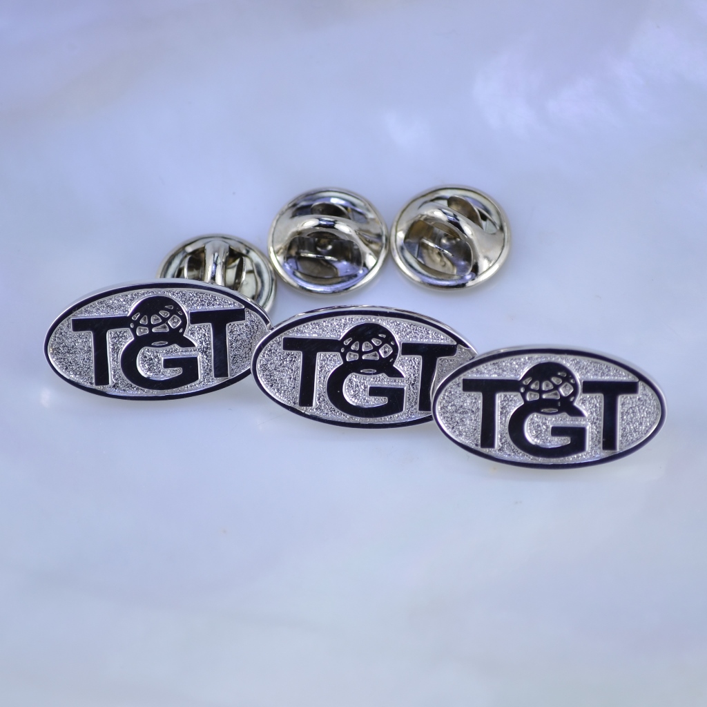 Серебряные значки на лацкан пиджака с логотипом компании