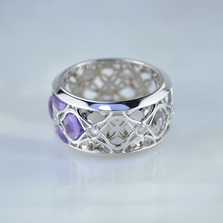 Ажурное женское кольцо с аметистами и бриллиантами из белого золота (Вес: 7 гр.)
