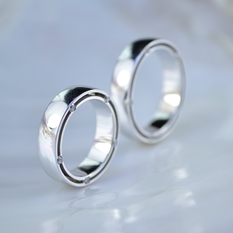Обручальные кольца из белого золота с чёрными и белыми бриллиантами в торце (Вес пары: 13,5 гр.)