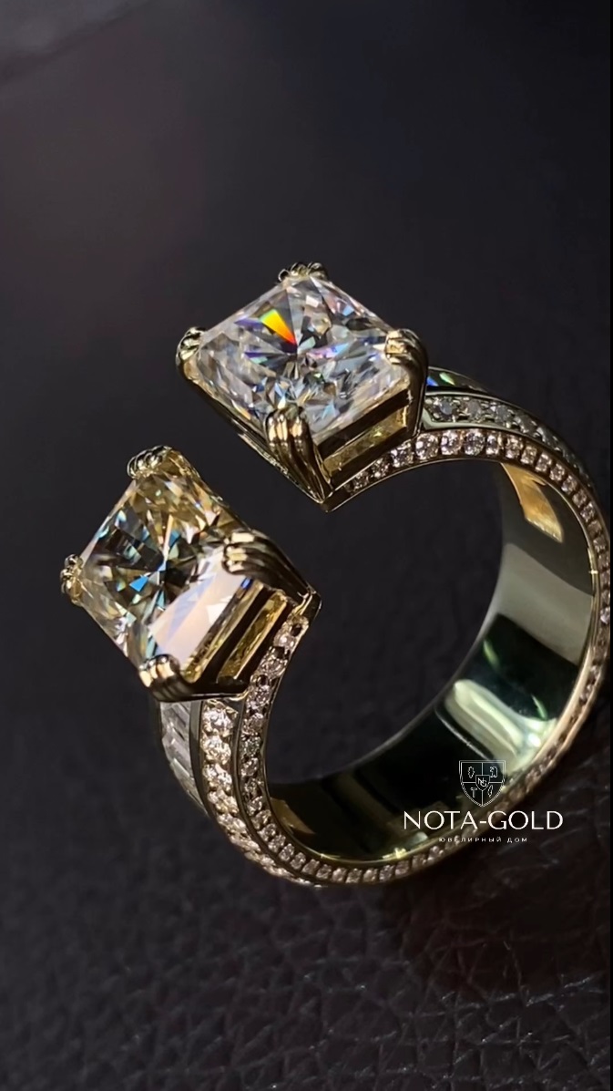 Безразмерное кольцо из золота с крупными муассанитами