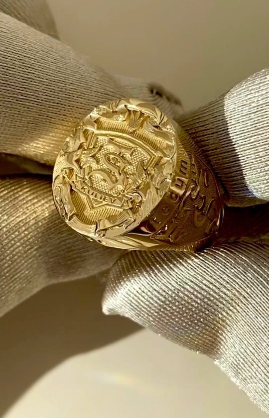 Мужской перстень печатка из желтого золота с личным гербом