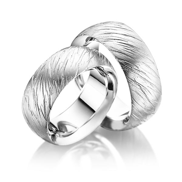 Выпуклые широкие платиновые обручальные кольца с текстурной из косых насечек (Вес пары: 19 гр.)