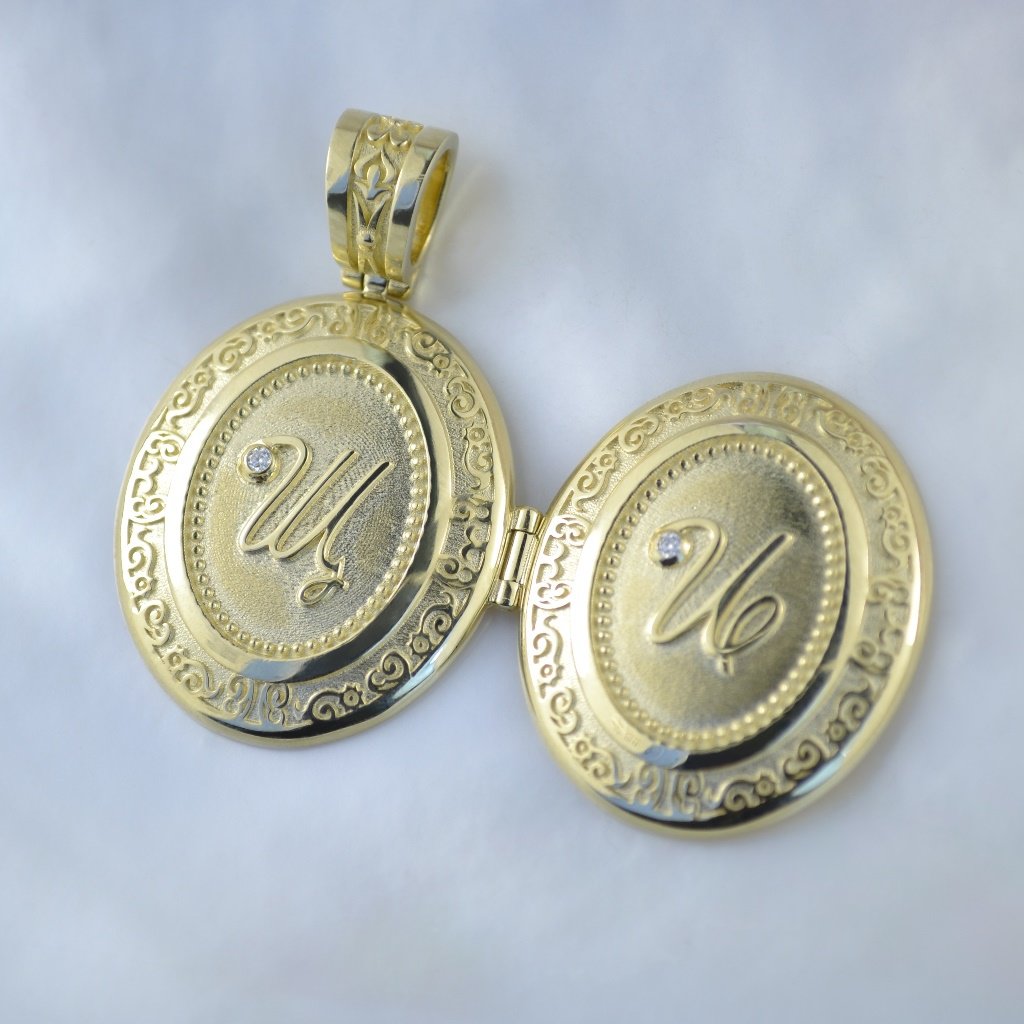 Именной золотой медальон под фото на заказ из жёлтого золота с бриллиантами и инициалами (Вес: 11 гр.)