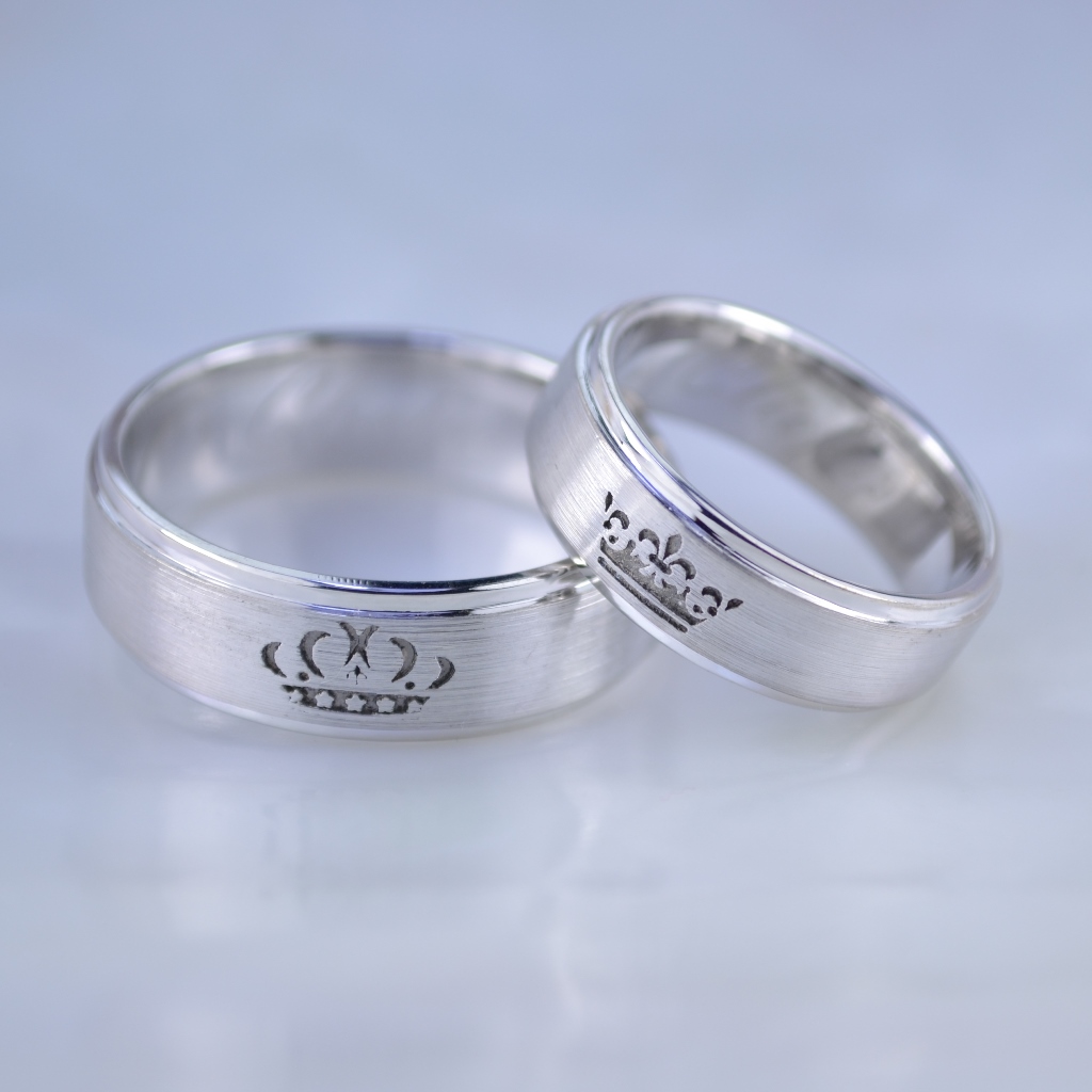 Матовые обручальные кольца из белого золота с коронами и гравировкой внутри (Вес пары: 16 гр.)