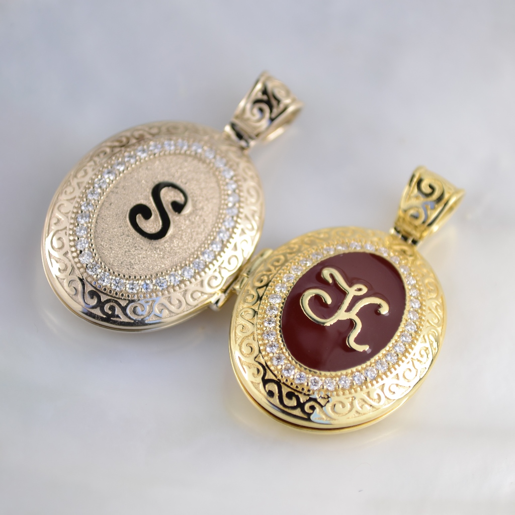 Парные открывающиеся кулоны из белого и жёлтого золота с буквами и бриллиантами (Вес: 37,5 гр.)