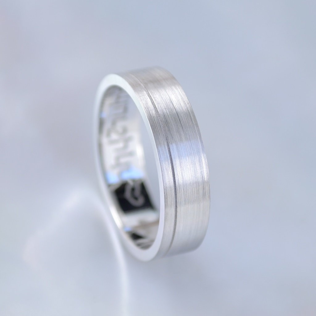 Матовое мужское золотое кольцо из белого золота с гравировкой в подарок супругу (Вес: 6 гр.)