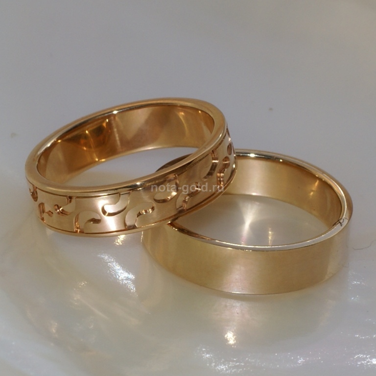 Ювелирная мастерская Nota-Gold изготовила на заказ глянцевые обручальные кольца из красного золота