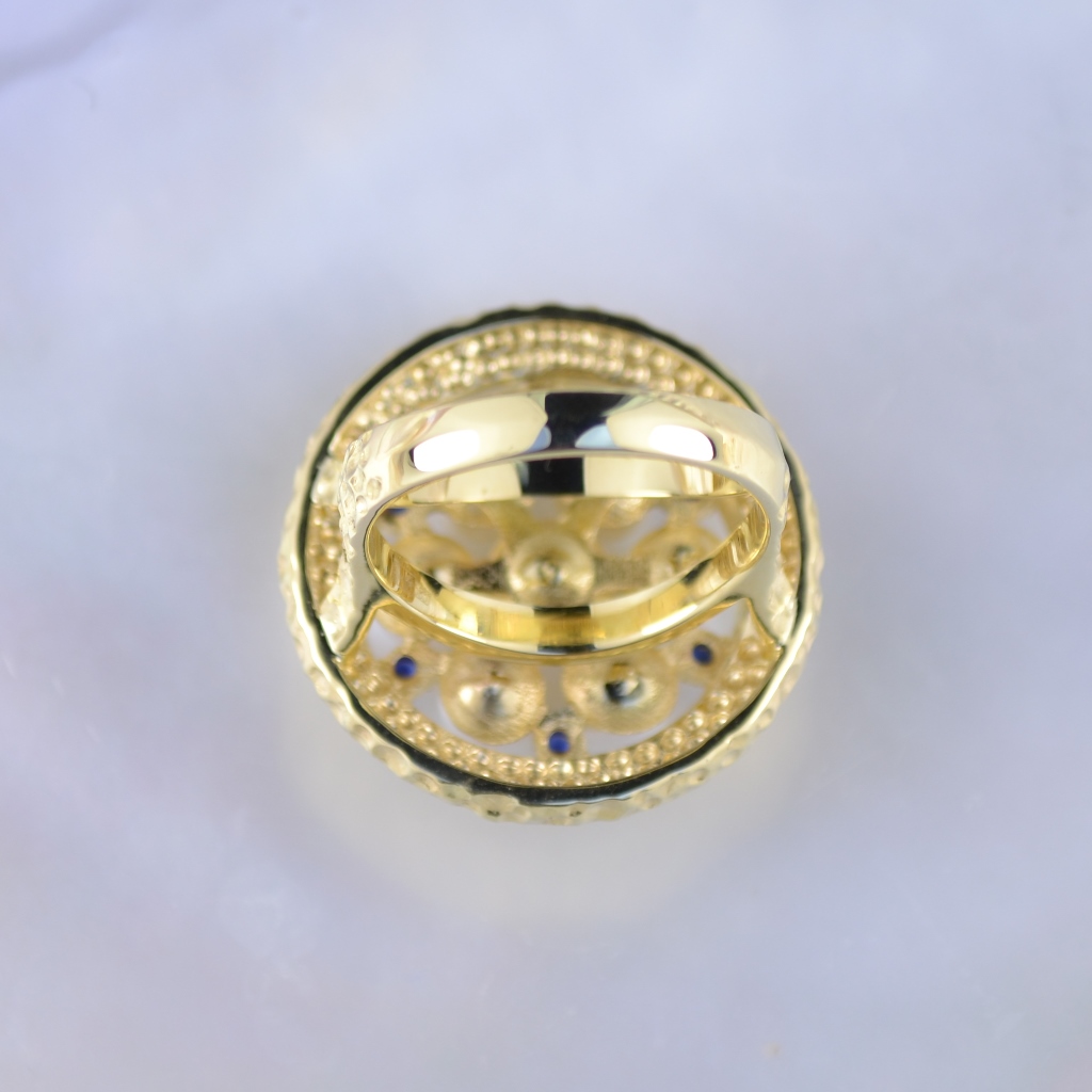 Кольцо из жёлтого золота с жемчугом и сапфирами в виде цветка (Вес: 11,5 гр.)