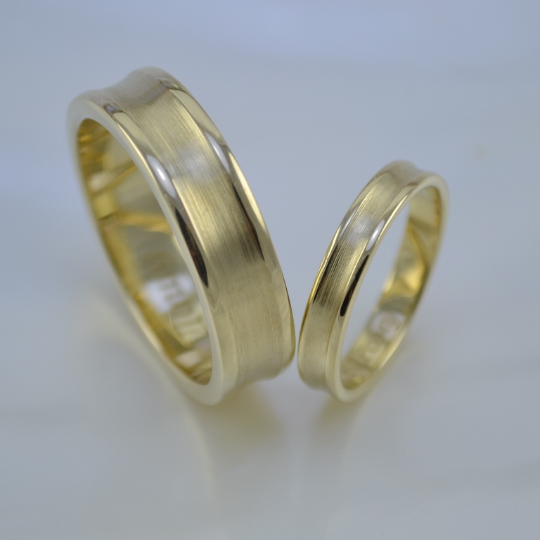 Вогнутые, матовые внутри обручальные кольца из жёлтого золота с гравировкой (Вес пары: 13 гр.)