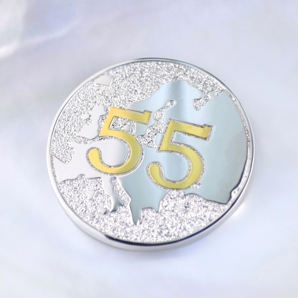 Подарочная юбилейная медаль из серебра с позолотой и велосипедистом в подарок на 55 лет (Вес 31 гр.)