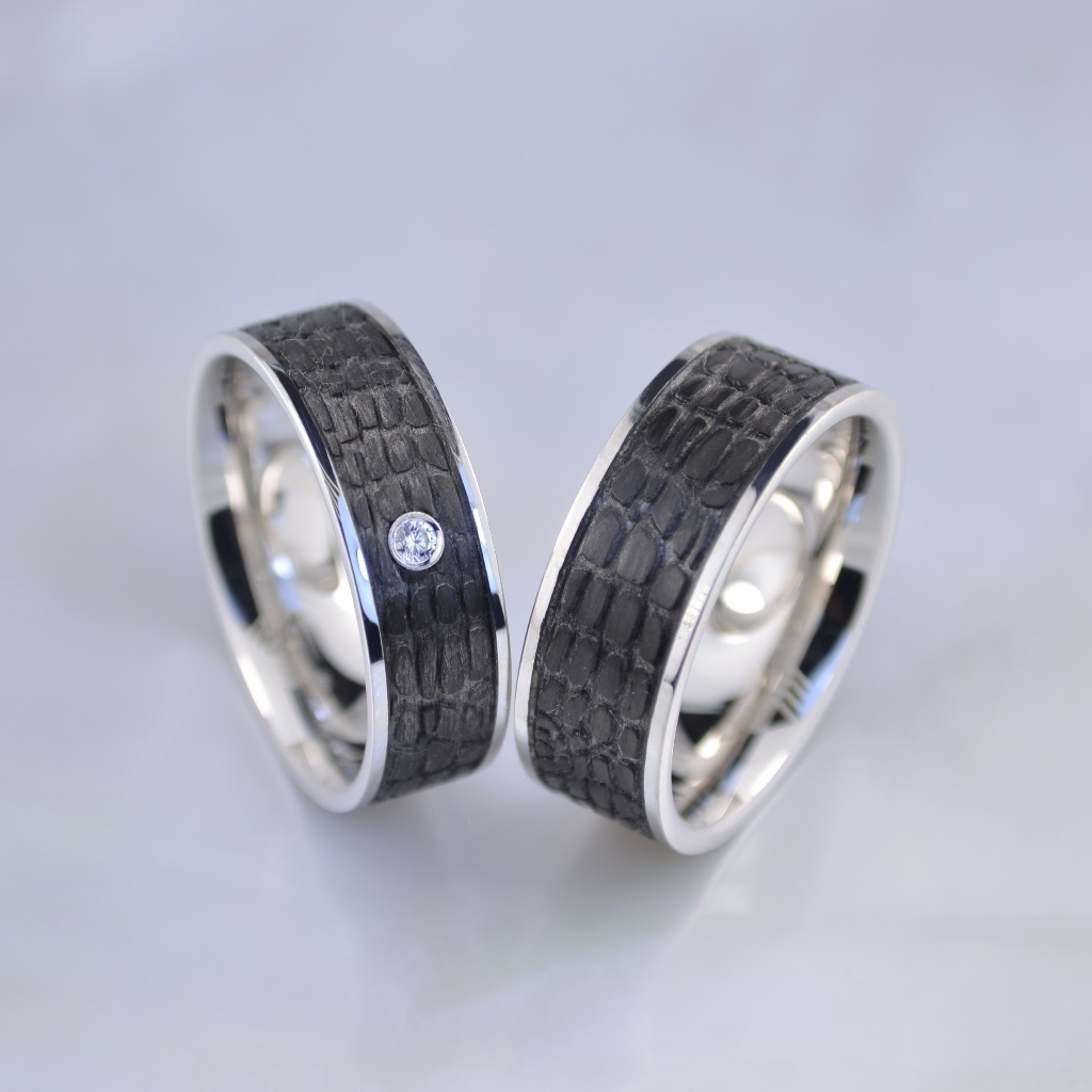 Обручальные кольца из белого золота с карбоном и бриллиантом в женском кольце д-11м-1ф л-50 (Вес: 15 гр.)