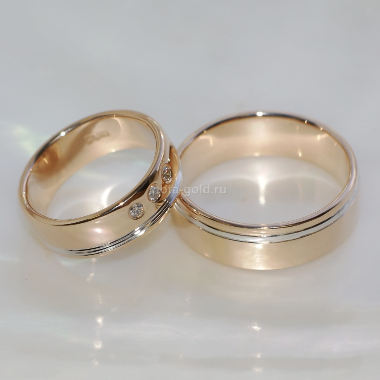 Ювелирная мастерская Nota-Gold изготовила на заказ классические двухцветные обручальные кольца с узкой полоской и бриллиантами