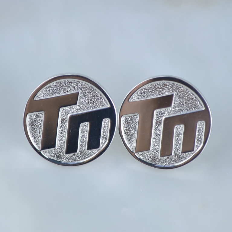 Родировнные серебряные значки с логотипом компании (вес 2,25 гр.)