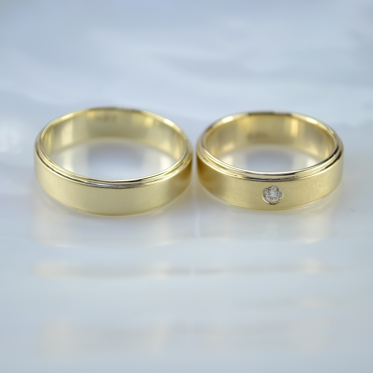 Матовые обручальные кольца с крупным бриллиантом 2,5 мм (Вес пары: 11 гр.)