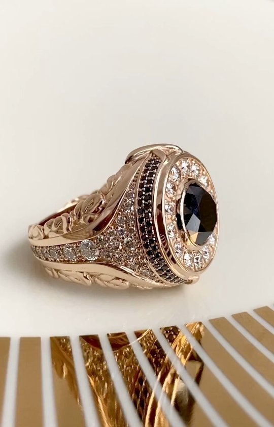 Мужской перстень печатка из красного золота с черными бриллиантами